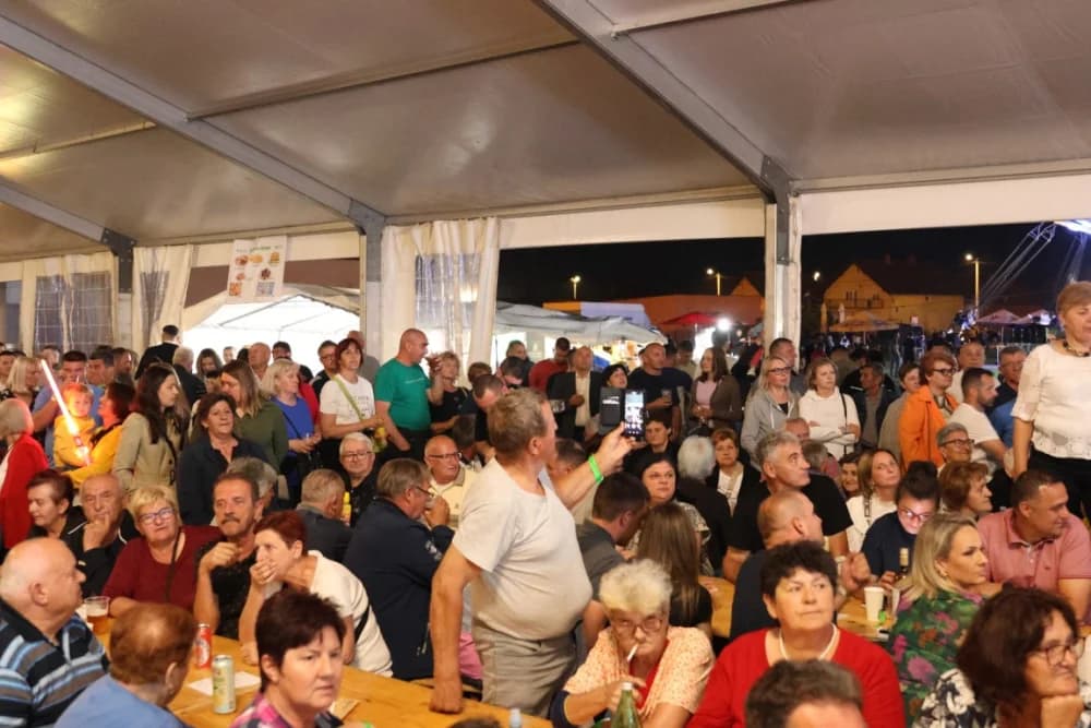 (FOTO) Uz Ceciliju u Velikoj i njene izvedbe najgromoglasnije bile mlade Hercegovke i Hercegovci, članovi HKUD-a Aladinići iz Dubrava