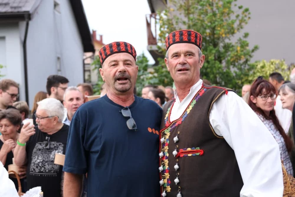 Pogled iz zraka na ʼNajduži gastro stolʼ u Velikoj (FOTOGALERIJA)