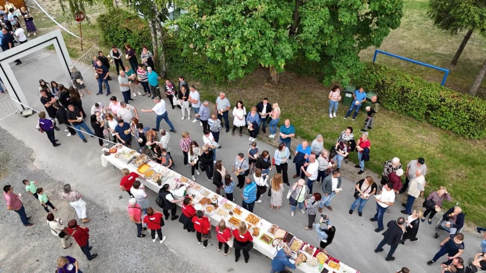 Pogled iz zraka na ʼNajduži gastro stolʼ u Velikoj (FOTOGALERIJA)