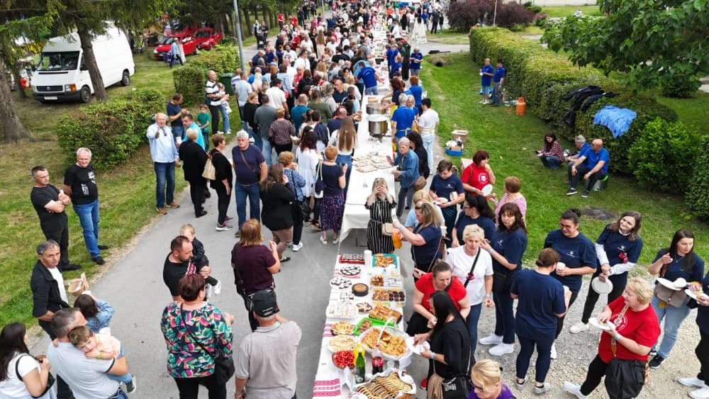 Pogled iz zraka na ʼNajduži gastro stolʼ u Velikoj (FOTOGALERIJA)