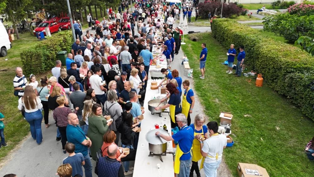 Pogled iz zraka na ʼNajduži gastro stolʼ u Velikoj (FOTOGALERIJA)