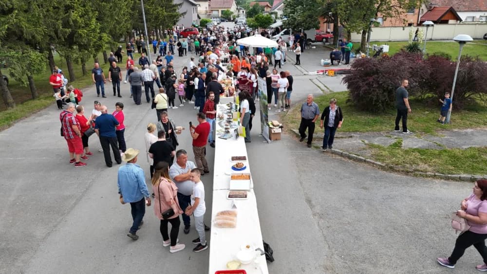 Pogled iz zraka na ʼNajduži gastro stolʼ u Velikoj (FOTOGALERIJA)