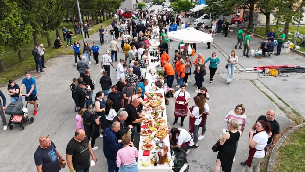 Pogled iz zraka na ʼNajduži gastro stolʼ u Velikoj (FOTOGALERIJA)
