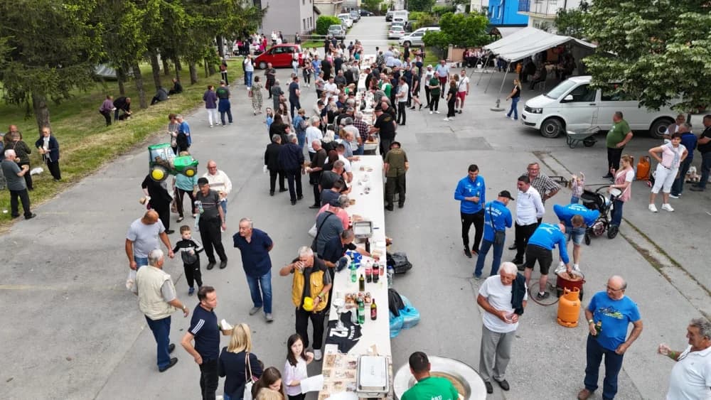 Pogled iz zraka na ʼNajduži gastro stolʼ u Velikoj (FOTOGALERIJA)