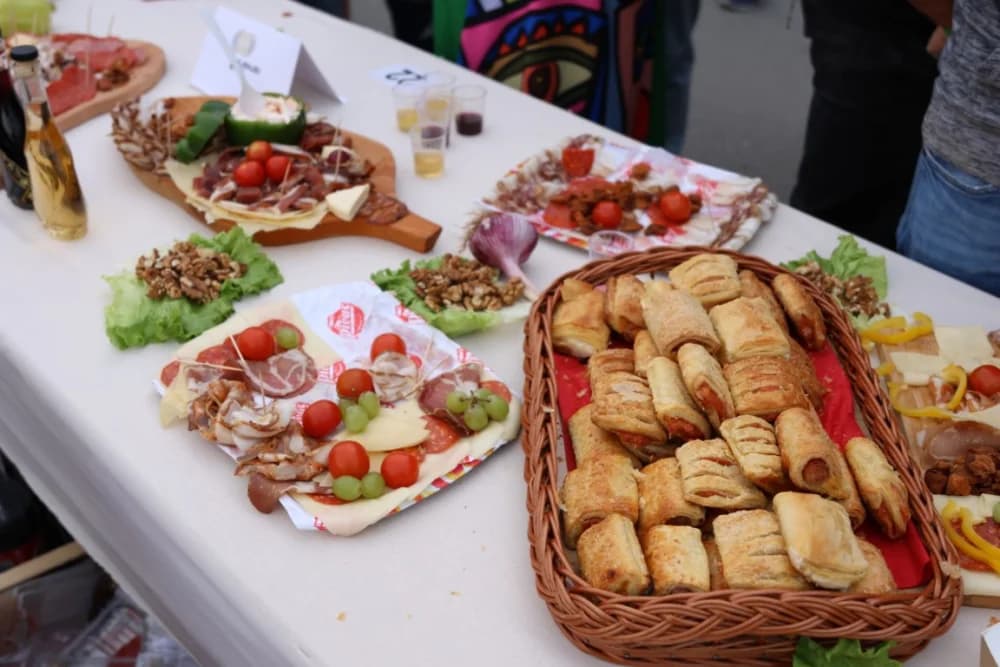 Pogled iz zraka na ʼNajduži gastro stolʼ u Velikoj (FOTOGALERIJA)