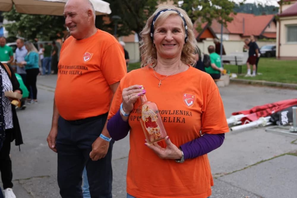 Pogled iz zraka na ʼNajduži gastro stolʼ u Velikoj (FOTOGALERIJA)