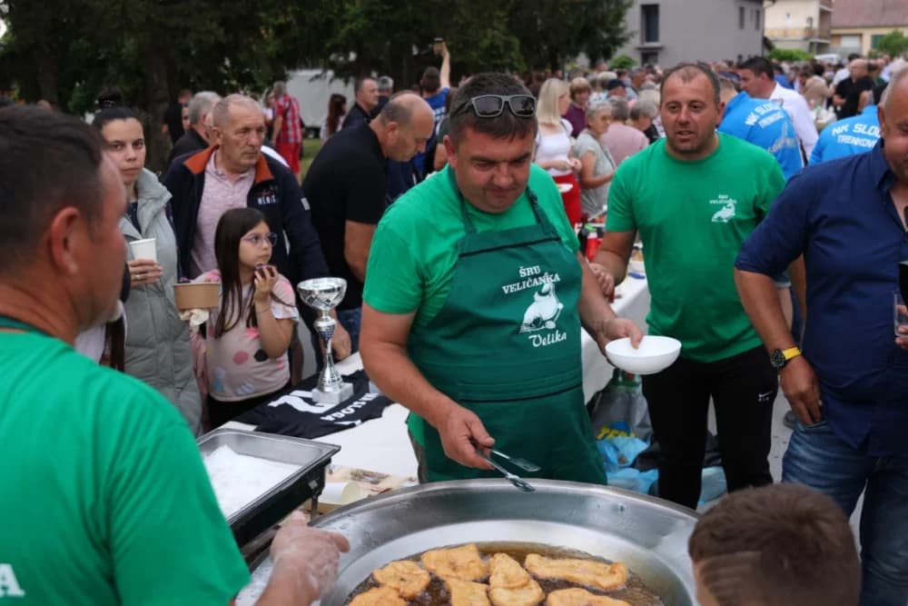 Pogled iz zraka na ʼNajduži gastro stolʼ u Velikoj (FOTOGALERIJA)