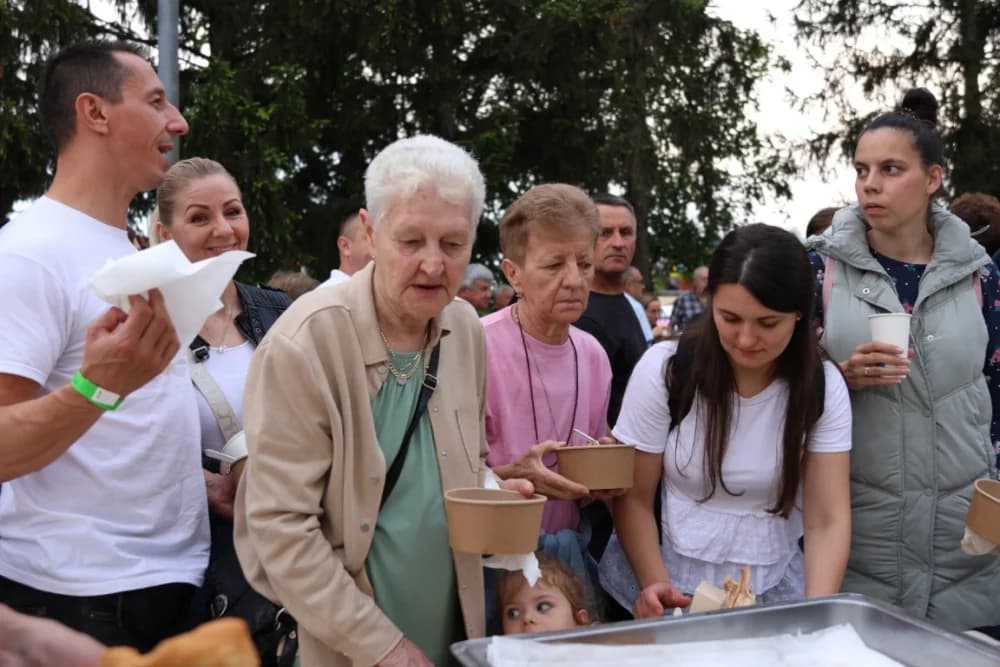 Pogled iz zraka na ʼNajduži gastro stolʼ u Velikoj (FOTOGALERIJA)