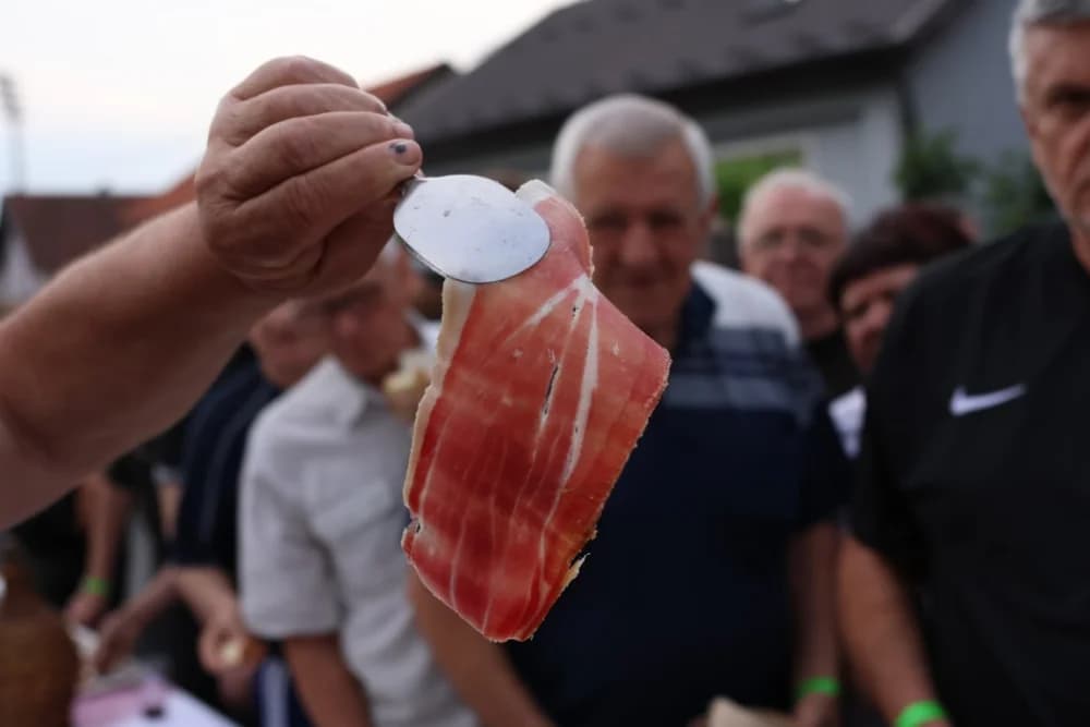 Pogled iz zraka na ʼNajduži gastro stolʼ u Velikoj (FOTOGALERIJA)