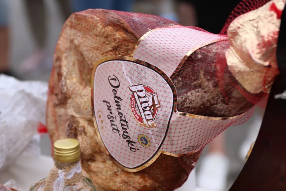 Pogled iz zraka na ʼNajduži gastro stolʼ u Velikoj (FOTOGALERIJA)