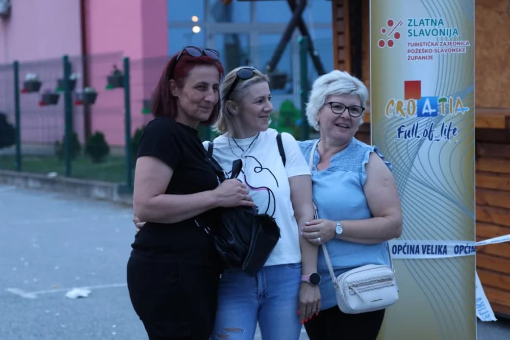 Pogled iz zraka na ʼNajduži gastro stolʼ u Velikoj (FOTOGALERIJA)