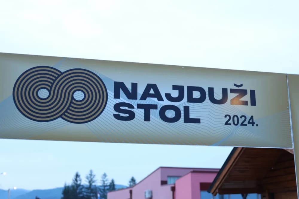 Pogled iz zraka na ʼNajduži gastro stolʼ u Velikoj (FOTOGALERIJA)