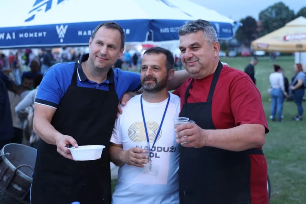 Pogled iz zraka na ʼNajduži gastro stolʼ u Velikoj (FOTOGALERIJA)