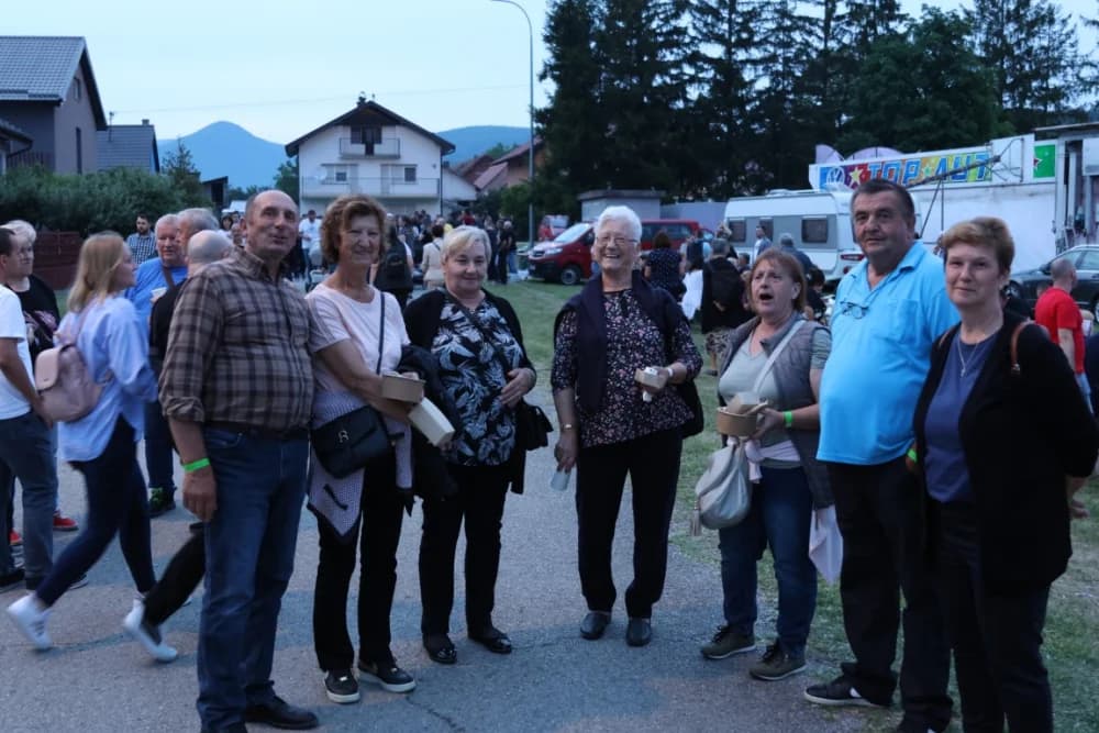 Pogled iz zraka na ʼNajduži gastro stolʼ u Velikoj (FOTOGALERIJA)