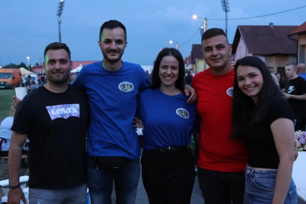 Pogled iz zraka na ʼNajduži gastro stolʼ u Velikoj (FOTOGALERIJA)