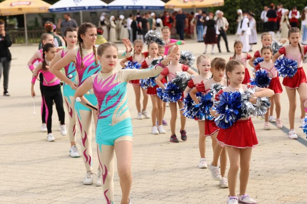 (VELIKA FOTOGALERIJA) Smotra folklora u Velikoj ʼČuvajmo običaje zavičajaʼ
