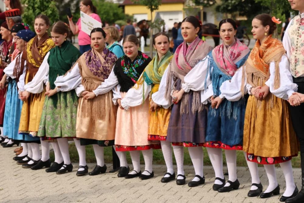 (VELIKA FOTOGALERIJA) Smotra folklora u Velikoj ʼČuvajmo običaje zavičajaʼ