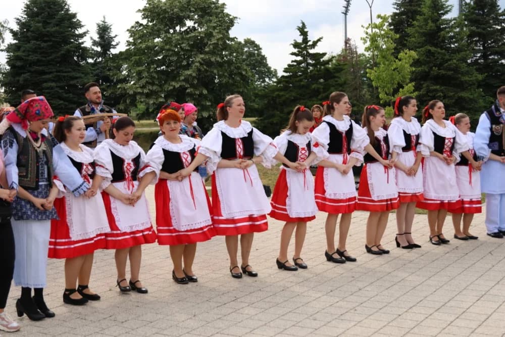 (VELIKA FOTOGALERIJA) Smotra folklora u Velikoj ʼČuvajmo običaje zavičajaʼ
