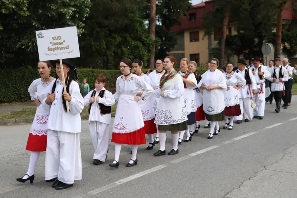 (VELIKA FOTOGALERIJA) Smotra folklora u Velikoj ʼČuvajmo običaje zavičajaʼ