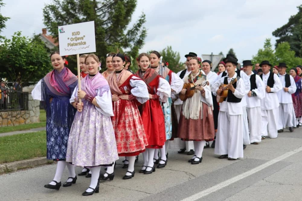 (VELIKA FOTOGALERIJA) Smotra folklora u Velikoj ʼČuvajmo običaje zavičajaʼ