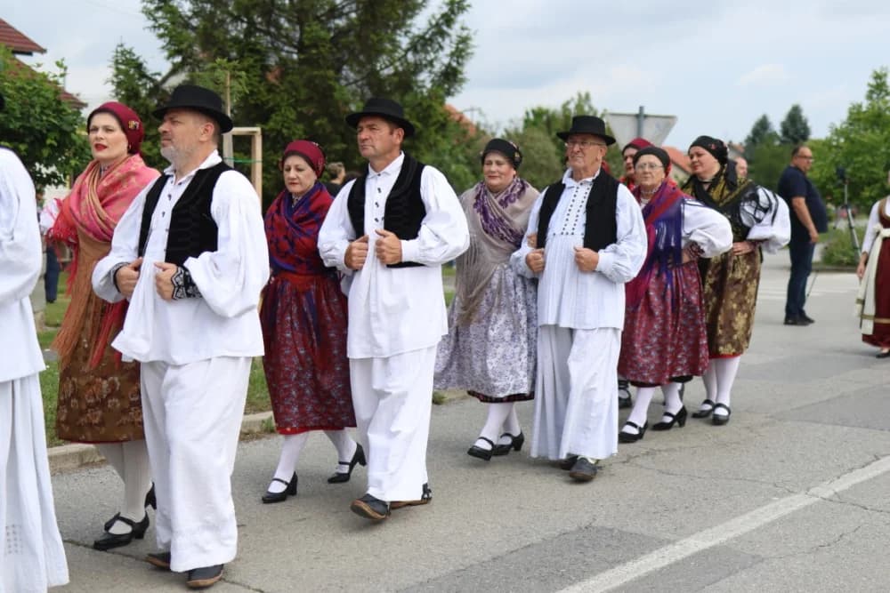 (VELIKA FOTOGALERIJA) Smotra folklora u Velikoj ʼČuvajmo običaje zavičajaʼ