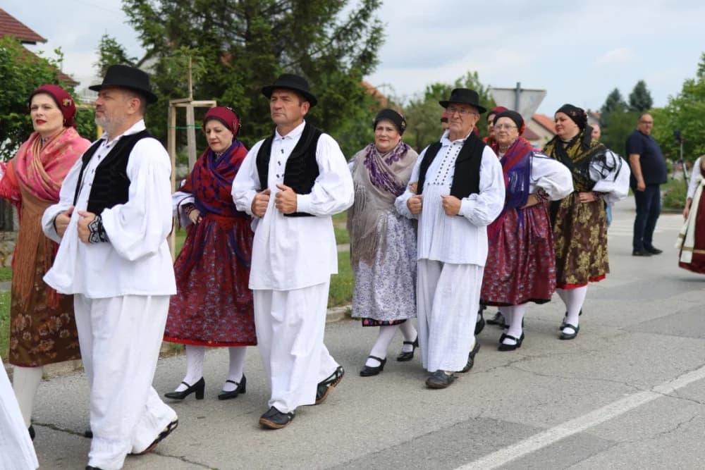 (VELIKA FOTOGALERIJA) Smotra folklora u Velikoj ʼČuvajmo običaje zavičajaʼ