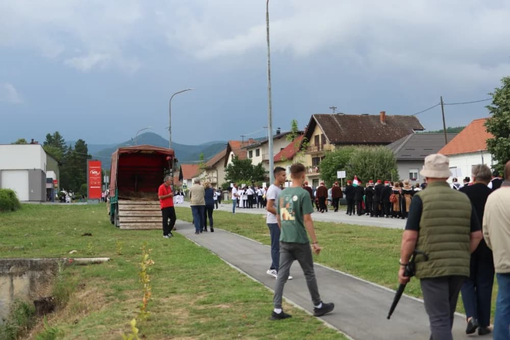 (VELIKA FOTOGALERIJA) Smotra folklora u Velikoj ʼČuvajmo običaje zavičajaʼ