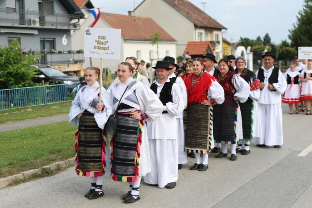 (VELIKA FOTOGALERIJA) Smotra folklora u Velikoj ʼČuvajmo običaje zavičajaʼ