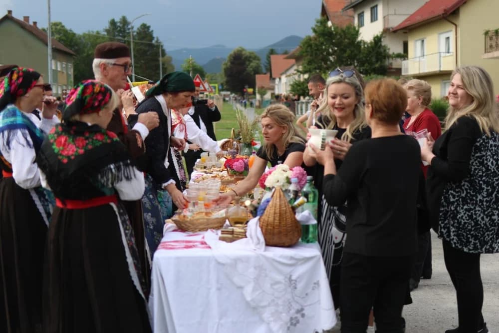 (VELIKA FOTOGALERIJA) Smotra folklora u Velikoj ʼČuvajmo običaje zavičajaʼ