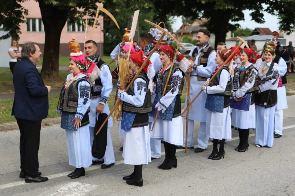 (VELIKA FOTOGALERIJA) Smotra folklora u Velikoj ʼČuvajmo običaje zavičajaʼ