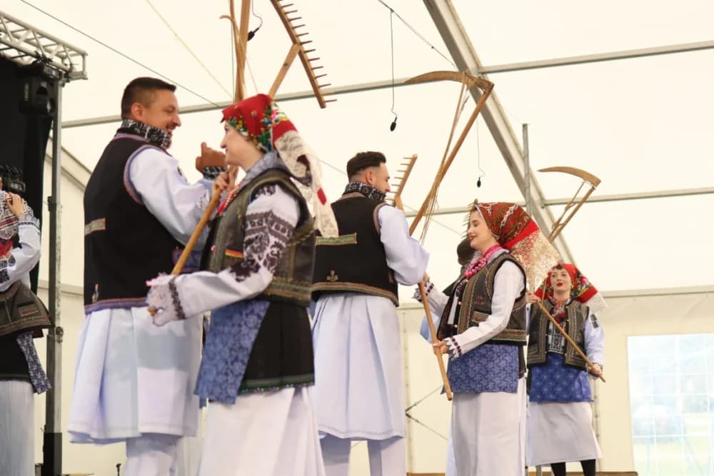 (VELIKA FOTOGALERIJA) Smotra folklora u Velikoj ʼČuvajmo običaje zavičajaʼ