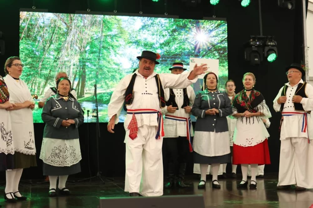 (VELIKA FOTOGALERIJA) Smotra folklora u Velikoj ʼČuvajmo običaje zavičajaʼ