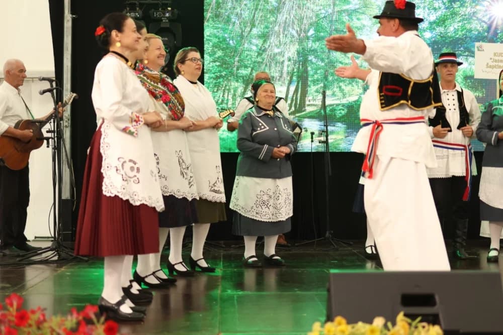(VELIKA FOTOGALERIJA) Smotra folklora u Velikoj ʼČuvajmo običaje zavičajaʼ