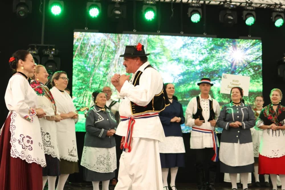 (VELIKA FOTOGALERIJA) Smotra folklora u Velikoj ʼČuvajmo običaje zavičajaʼ