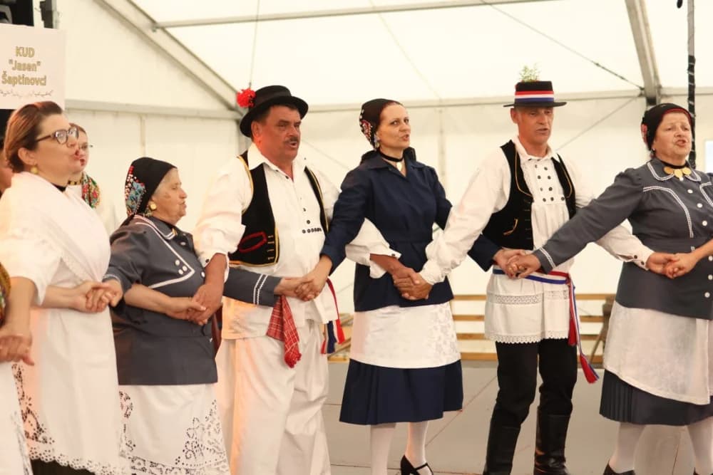(VELIKA FOTOGALERIJA) Smotra folklora u Velikoj ʼČuvajmo običaje zavičajaʼ