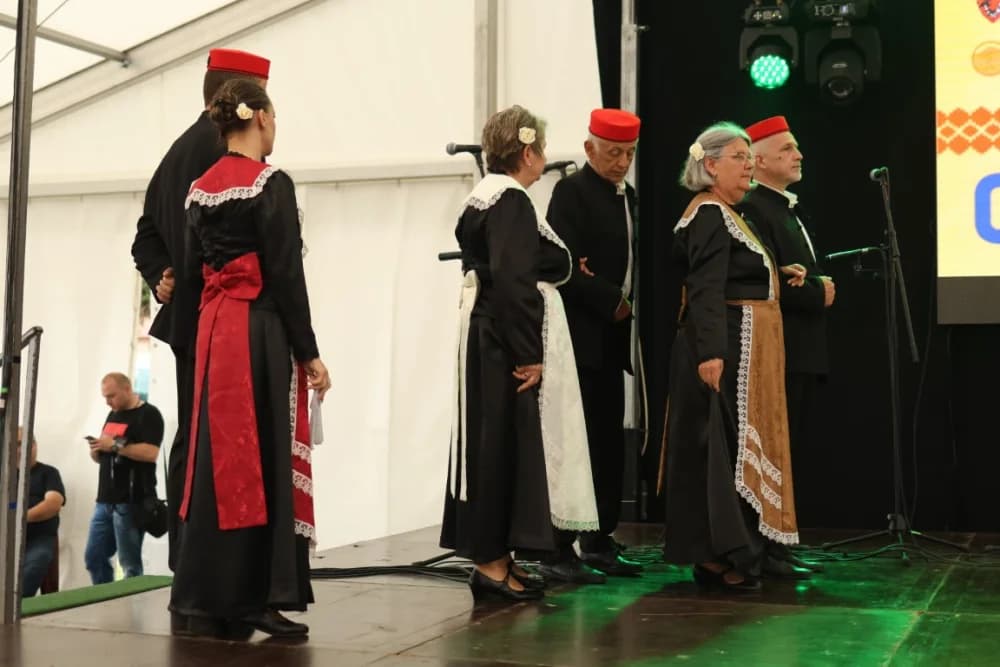 (VELIKA FOTOGALERIJA) Smotra folklora u Velikoj ʼČuvajmo običaje zavičajaʼ