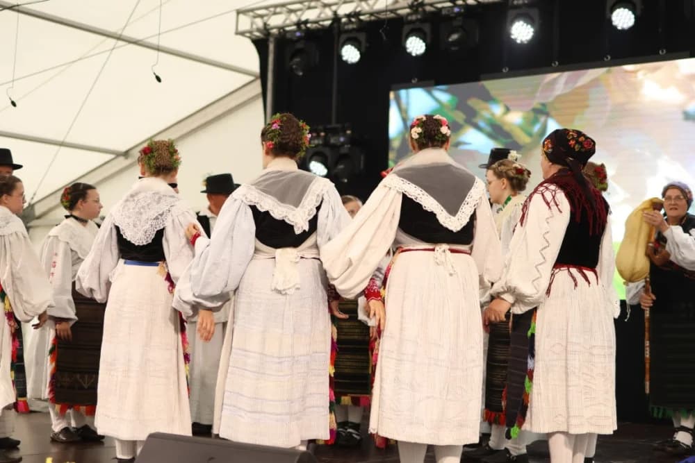 (VELIKA FOTOGALERIJA) Smotra folklora u Velikoj ʼČuvajmo običaje zavičajaʼ