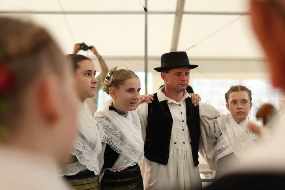(VELIKA FOTOGALERIJA) Smotra folklora u Velikoj ʼČuvajmo običaje zavičajaʼ