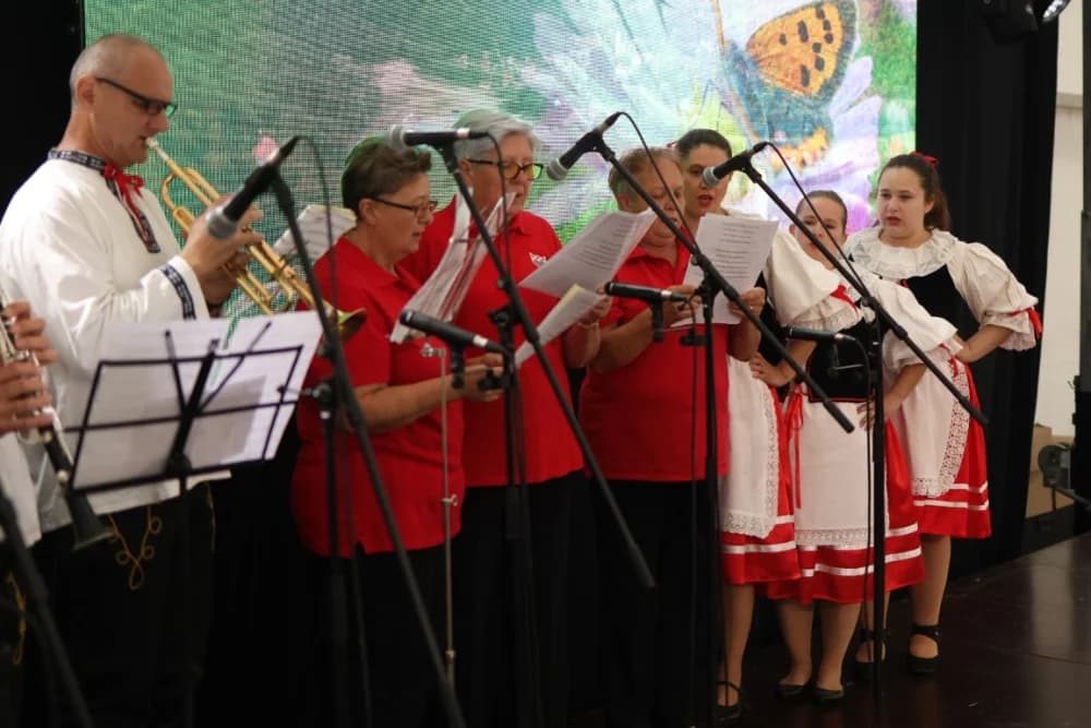 (VELIKA FOTOGALERIJA) Smotra folklora u Velikoj ʼČuvajmo običaje zavičajaʼ