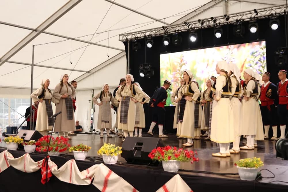 (VELIKA FOTOGALERIJA) Smotra folklora u Velikoj ʼČuvajmo običaje zavičajaʼ