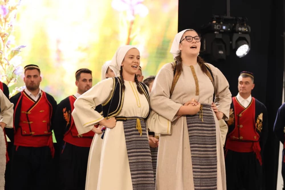 (VELIKA FOTOGALERIJA) Smotra folklora u Velikoj ʼČuvajmo običaje zavičajaʼ