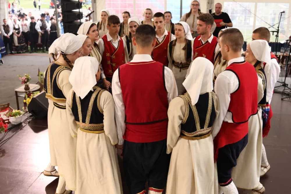 (VELIKA FOTOGALERIJA) Smotra folklora u Velikoj ʼČuvajmo običaje zavičajaʼ