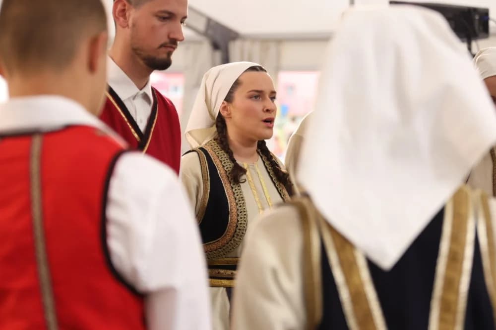 (VELIKA FOTOGALERIJA) Smotra folklora u Velikoj ʼČuvajmo običaje zavičajaʼ