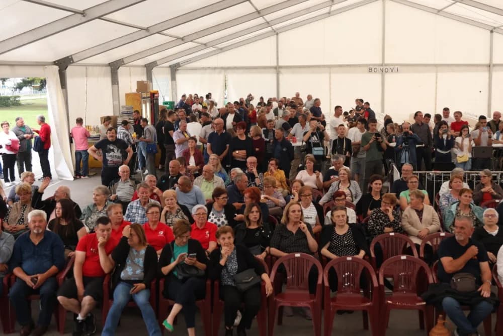 (VELIKA FOTOGALERIJA) Smotra folklora u Velikoj ʼČuvajmo običaje zavičajaʼ