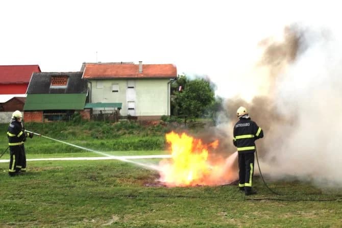VATROGASNI CENTAR PLETERNICA: Na prostoru Športsko-rekreacijskog centra održana združena pokazna vježba