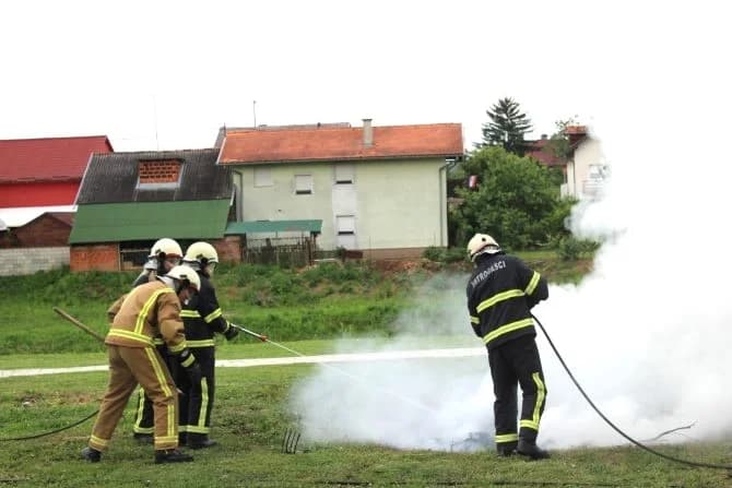 VATROGASNI CENTAR PLETERNICA: Na prostoru Športsko-rekreacijskog centra održana združena pokazna vježba
