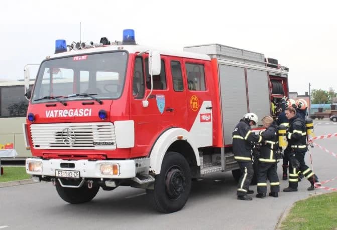 VATROGASNI CENTAR PLETERNICA: Na prostoru Športsko-rekreacijskog centra održana združena pokazna vježba