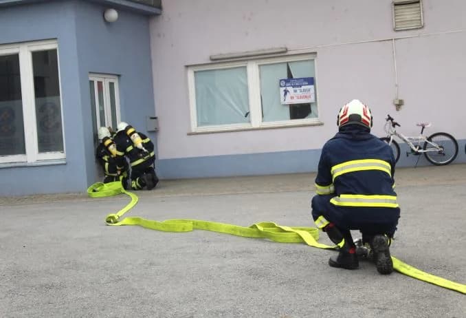 VATROGASNI CENTAR PLETERNICA: Na prostoru Športsko-rekreacijskog centra održana združena pokazna vježba