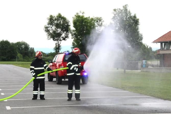 VATROGASNI CENTAR PLETERNICA: Na prostoru Športsko-rekreacijskog centra održana združena pokazna vježba