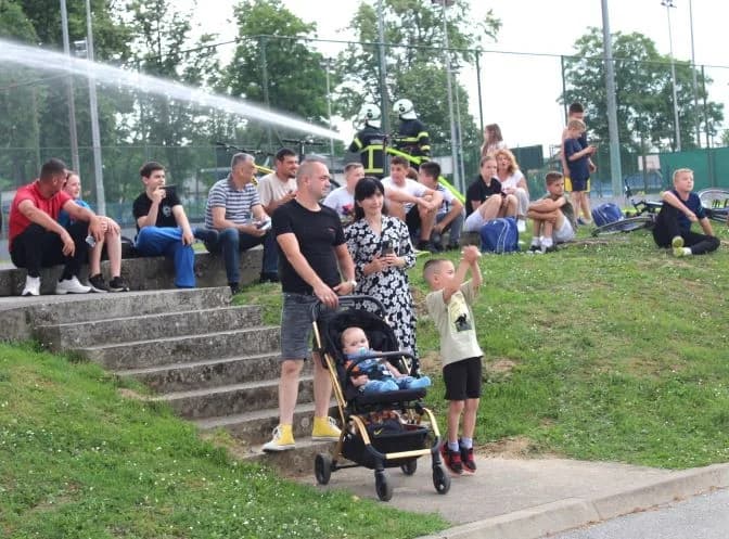 VATROGASNI CENTAR PLETERNICA: Na prostoru Športsko-rekreacijskog centra održana združena pokazna vježba